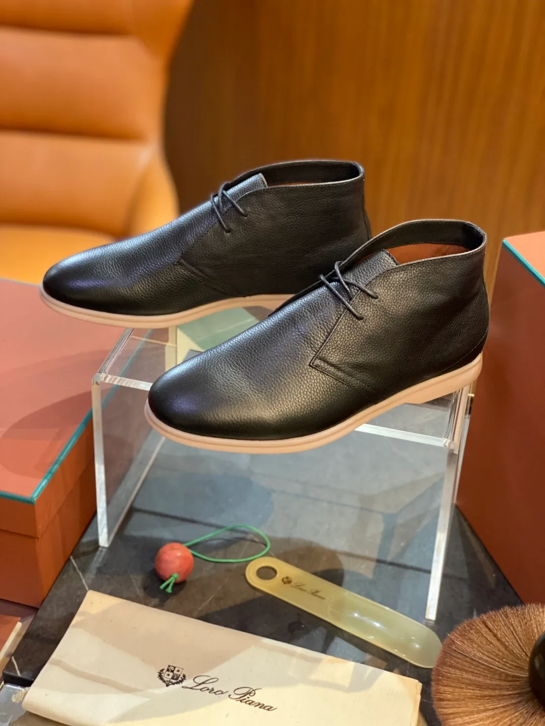 💰780 Loro Piana men's boots for autumn and winter ♞size; 39~46 The flexibility of first-layer cowhide returns to nature and feels the freedom and elegance in the city. A return to the original equestrian elegance aesthetics, Loro Piana is once again inspired by equestrianism this season, perfectly integrating freedom, elegance and functionality.